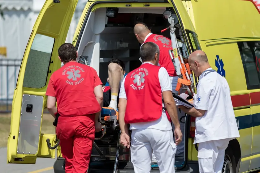 LoÅ¡inju'da su iki kişi suz tornadonun etkisiyle yaralandı.