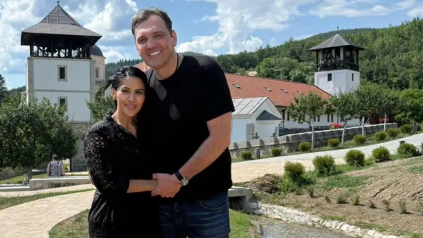 Mina Kostić ve veziyle birlikte manastırlarda ziyaret ediyor.