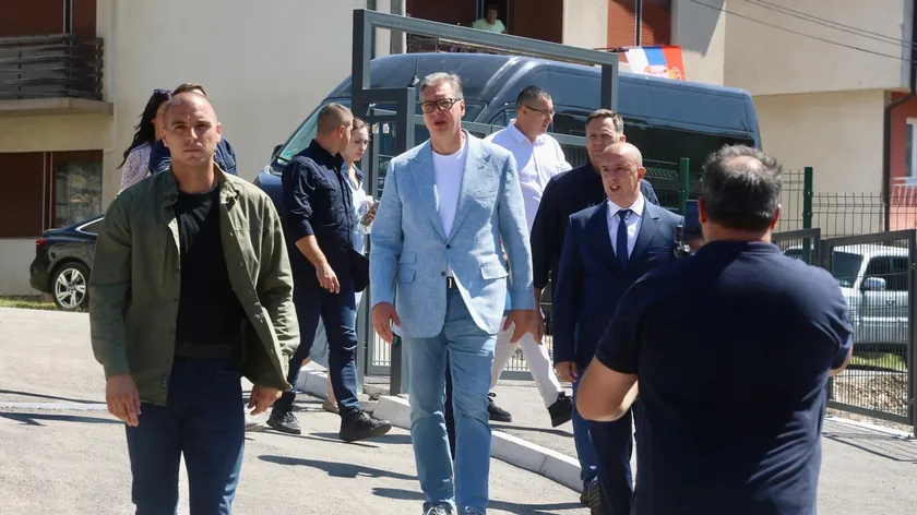 Sırbistan Cumhurbaşkanı Aleksandar Vučić, yeni kışla ve zorunlu askerlik hakkında konuştu.