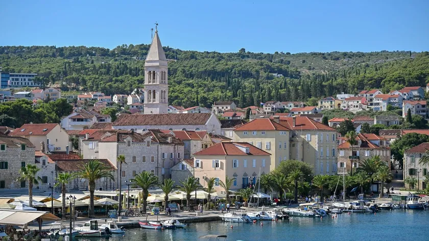 Sırbistan Cumhurbaşkanı Aleksandar Vučić'in oğlu, Belgrad'da bir kafede saldırıya uğradı.
