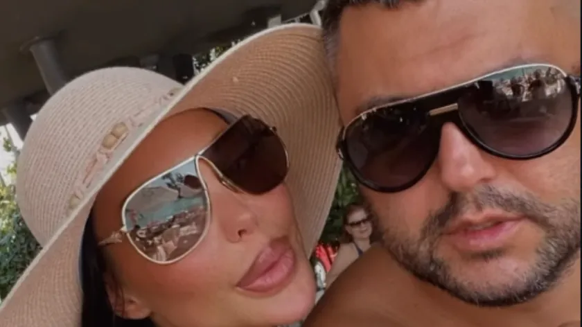 Maja Marinković, Asmin'den öpücüler alıyor