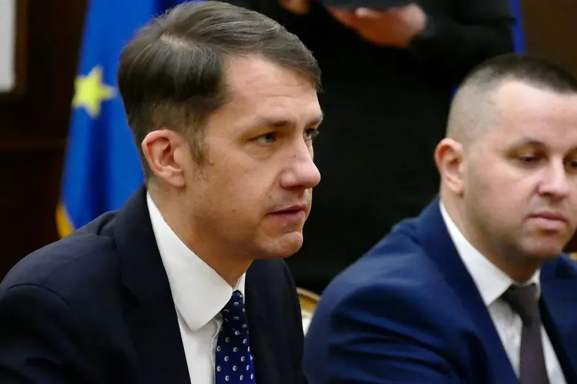 Demokratski Zajednica Vojvođanskih Mađarları (DZVM), Savez Vojvođanskih Mađarları (SVM) ve Vojvodina Parlamentosu Başkanı'nın politikayı sporun içine soktuğunu değerlendirdi.