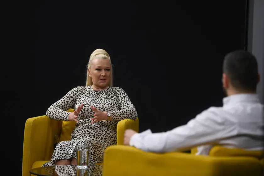 Sırp şarkıcı Željka Jurišić Hırvatistan Krk'ta yat sahnesinde dalgalarla zor anlar yaşadı.