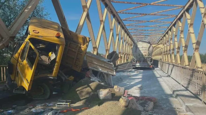 Sırbistan Senćanski Köprüsü'nde tır ve beton mikseri çarpışması trafiği durdurdu