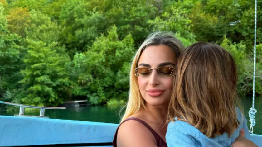 Maja Berović ve İtalya'da oğlununla tatilde.