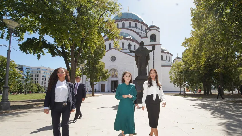 Sırbistan Cumhurbaşkanı eşi Tamara Vučić ve Özbekistan Cumhurbaşkanı eşi Ziroat Mirzijojeva Beograd'da ziyaret ettiler.