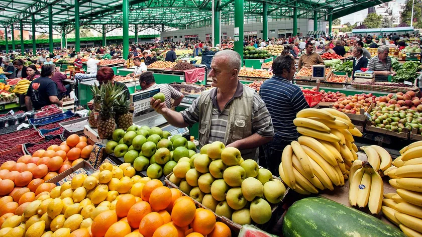 Sırbistan Belgrad Pazarında Rus Çocuk Kaçuşa Şarkısıyla Halkı Coşturdu