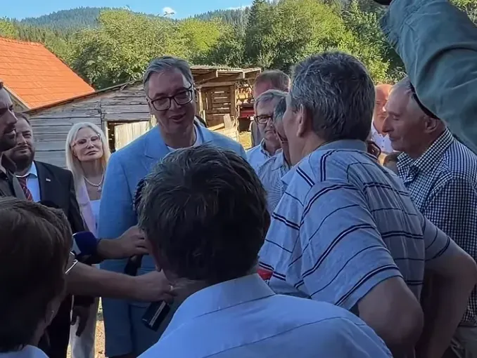 Sırbistan Cumhurbaşkanı Aleksandar Vučić'in halk önünde yaptığı her çıkış, adliye için kanıt niteliğindedir Başkan, günde en fazla 10 yıl hapis cezasına çarptırılabilir.