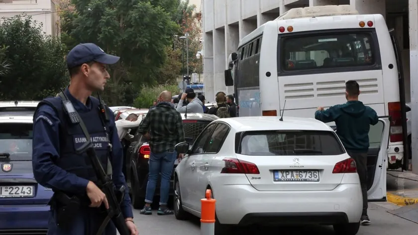 Atina'da iki bomba saldırısı gerçekleştirildi Şahta kapağı kullanarak camları kırarak ve bombaları atarak.