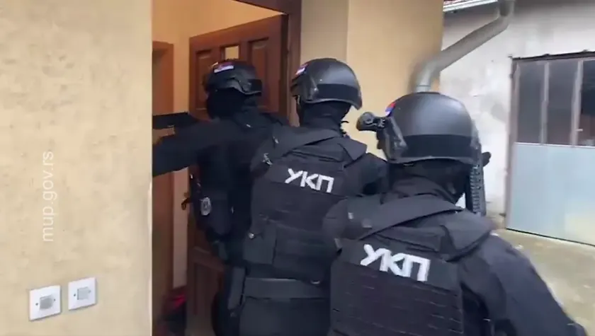 Sırbistan'da eski jandarma şiddetle anayasa değişikliği çağrısı yapmaktan tutuklandı