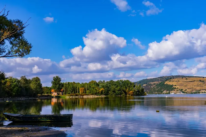Sırbistan'daki Srebrno Gölü Hırvatistan portalı tarafından özel bir deneyim olarak övüldü