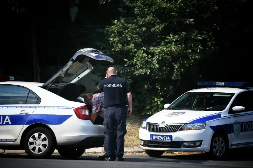 Sırpistan'da bir iş insanının bahçesinde bomba bulundu.