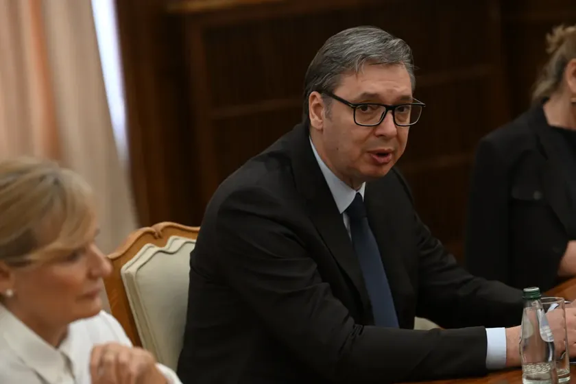 Sırbistan Cumhurbaşkanı Aleksandar Vucic'in seçimleri kendi lehine manipüle ettiği iddia edildi