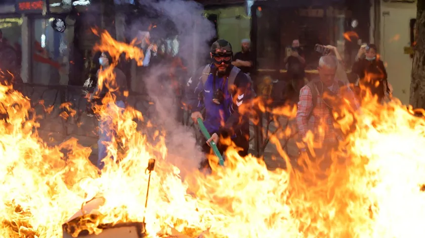 Tiran'da öğrenci protestolarında şiddet: Mikrokredi şubesi ateşe verildi, 16 gözaltı