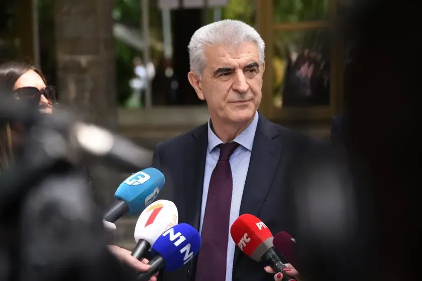 Advokat Borivoje BoroviÄ, öğrenci için listeye sadece profesörler ve mezunları koymaları gerektiğini belirtti.