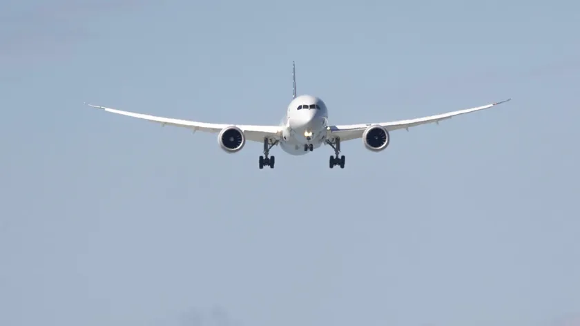 Boing 787-9 Drimlajner u Dublin'e acil iniş yaptı.