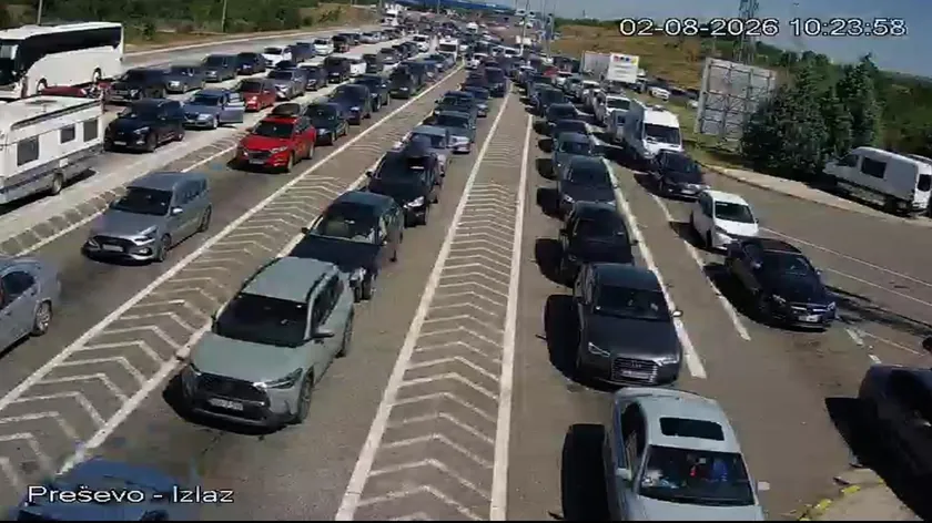 Sırbistan'ın Grčka ve Hırvatiya sınırlarında yoğun trafik yaşanıyor 40 derece sıcaklıkta saatlerce bekleme