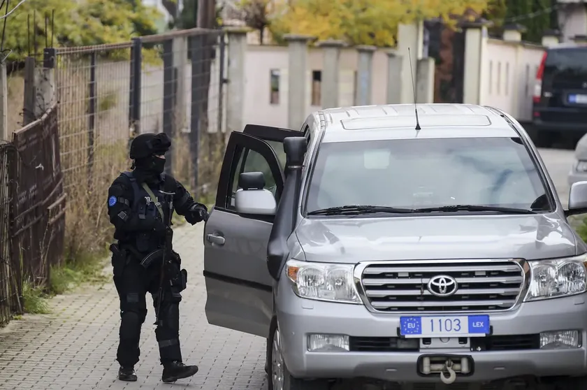 Güney Mitrovica'da gözaltına alınan şahıs karakolda üç polisi darp etti
