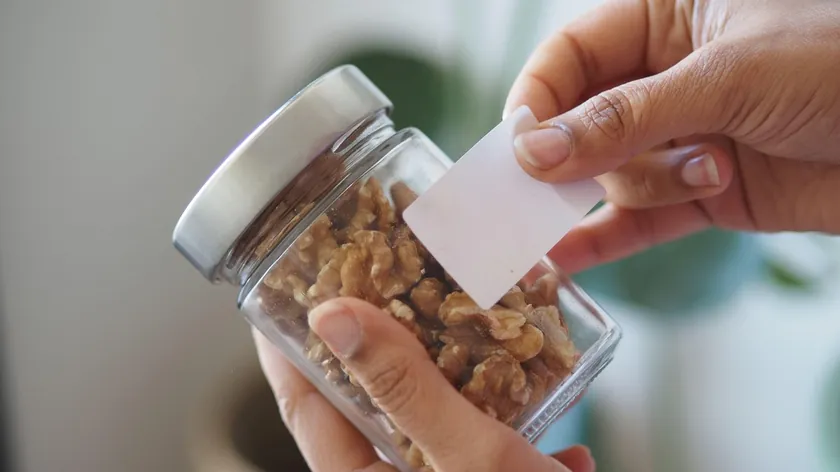 Sırbistan'dan Uzmanlar Yeni Eşyalardaki Etiket İzlerini Saç Kurutma Makinesiyle Kolayca Çıkarmanın Yöntemini Belirtti