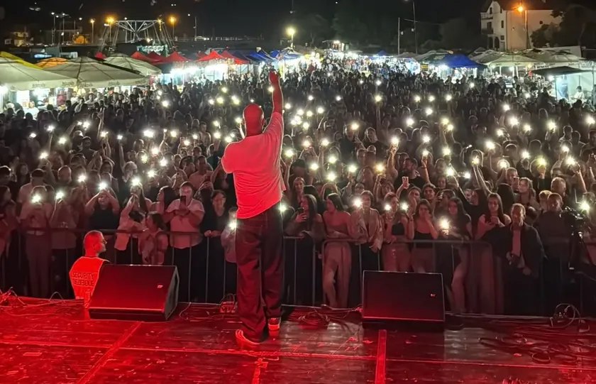 Sırp şarkıcısı Boban Rajović, Sırbistan'da düzenlenen bir etkinlikte hayranlarıyla unutulmaz bir an yaşadı.