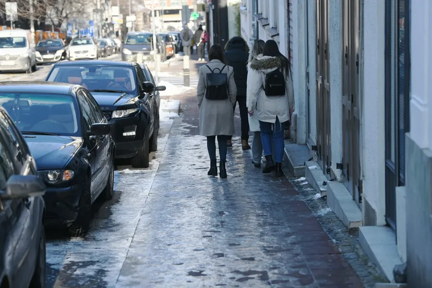 Uyarı sürücülere buzlanma tehlikesi hakkında