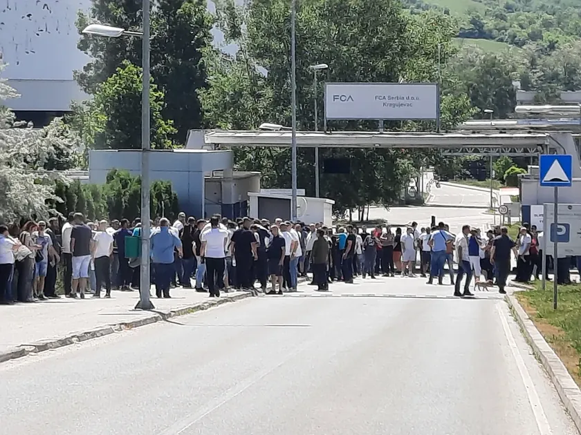 Sırbistan'da "Elida" Fabrikasında Çalışanlar Ücretsiz Kalma İddiasıyla İşten Ayrıldı