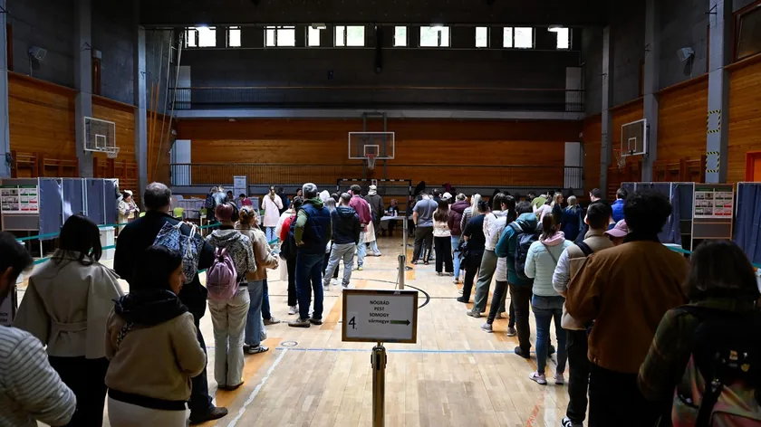 Macaristan'daki seçimlerde sandık görevlisi alkollü geldi, görevi başında alkol tükettiği aktarıldı.