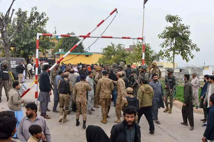 Pakistan'da cami saldırısı on kişinin ölümüne yol açtı soruşturma sürüyor.