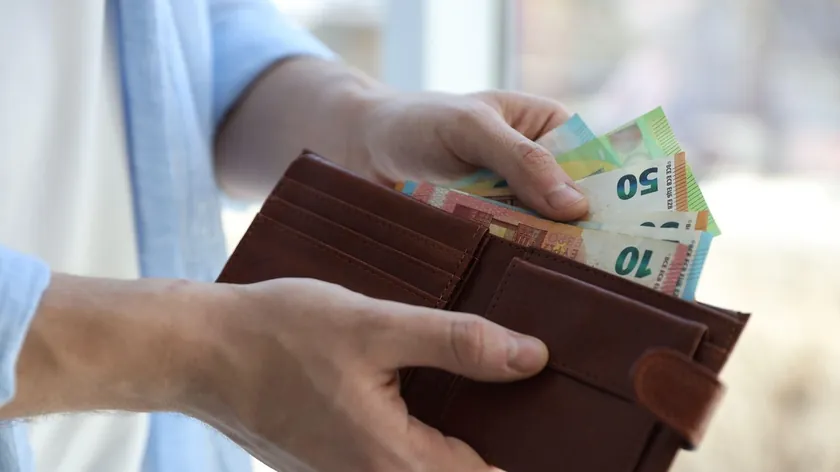 İtalya'da Bir Adam Benzinsal Pumpada Bulduğu 2.900 Euroyu İade Etti