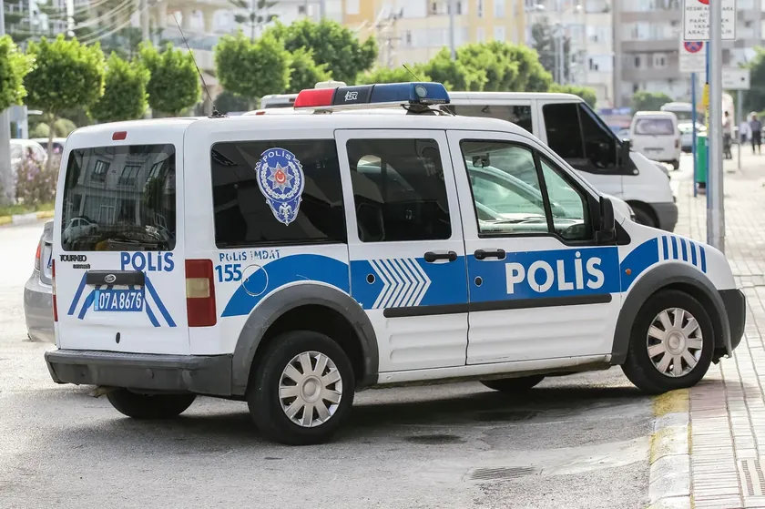 Türkiye'de turist minibüsünün kanala düşmesi sonucu dört kişi hayatını kaybetti