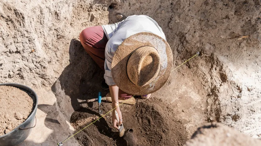 Yunanistan'da Bronz Çağına Ait Altın Takılar ve Gizemli Objeler Keşfedildi