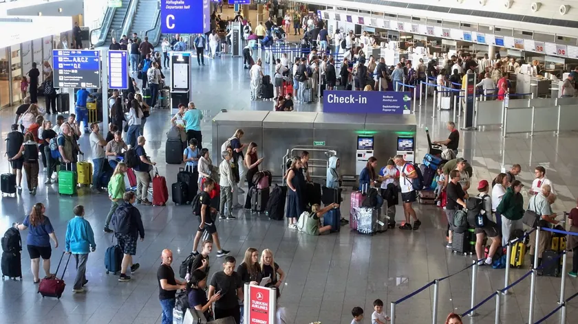 Almanya Berlin Havalimanı Grev Nedeniyle Felç Oldu Yüzlerce Uçuş İptal Edildi