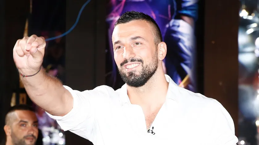 Sırbistan'ın Bar şehrinde bulunan bir sezonsal tesis, eski yarışmacı Vladimir Tomović tarafından işletiliyordu.