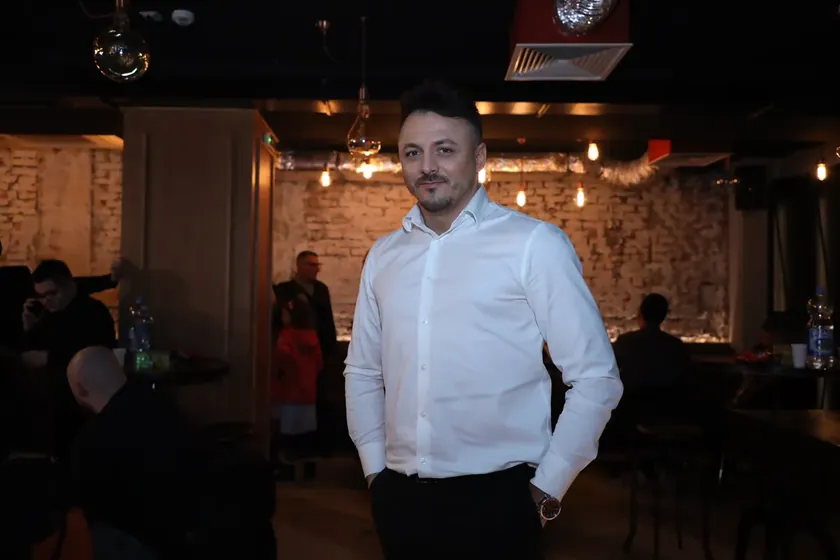 Sırbistan'da kaçırılan şarkıcı Daniel Kajmakoski araç kazası sonrası kurtarıldı, saldırganlar kaçtı.