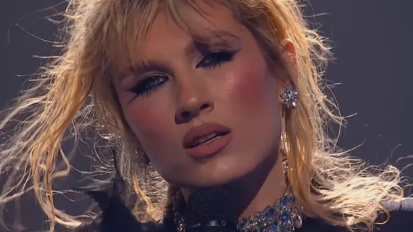 Sırbistan'ın eski temsilcisi Nevena Božović PZE 2026'da mini etekle sahneye çıktı