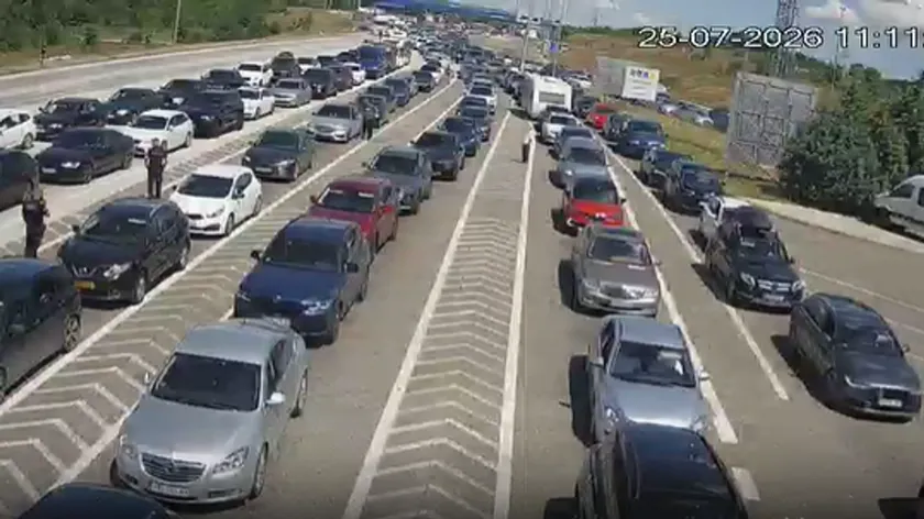 Sırbistan sınır geçişlerinde yoğunluk ve kaos yaşanıyor.