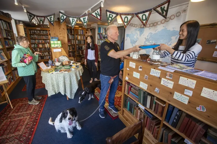 İskoçya Wigtown'da Konuklar Kitapçı İşleterek Farklı Bir Tatil Deneyimi Yaşıyor