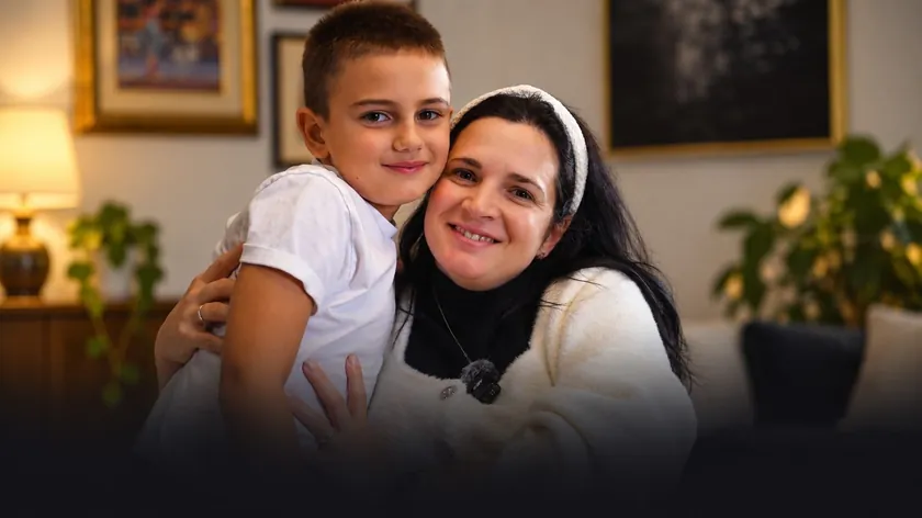 Sırbistan'da bir annenin bebe çocuğunun uzun süredir kontrolsüz kusmasıyla mücadelesi hakkında haberi.