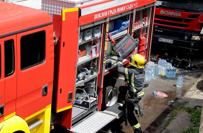 Sırbistan Kragujevac yakınlarında yoldan çıkan otomobil uçuruma yuvarlandı iki kişi yaralandı