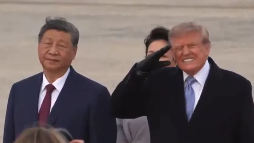 Amerikalı Başkan Donald Trump ve eşi Melania Trump, Çinli Başkan Şi Cinping ve eşini Peng Liyuan'ı Washington'daki "Endruz" askeri üssünde karşıladı.