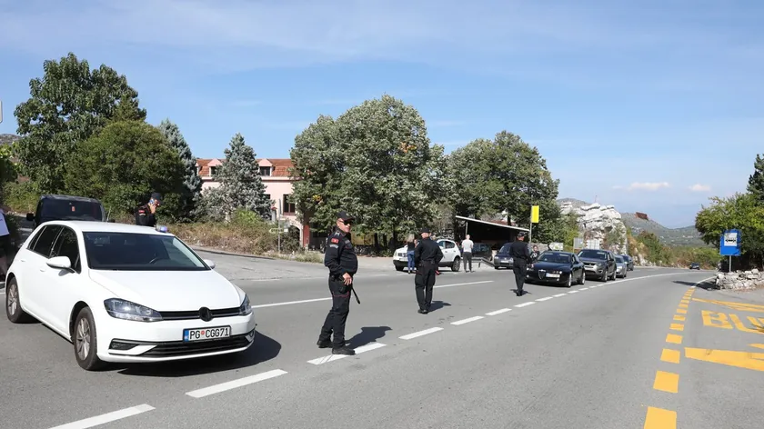 Karadağ polisi Sırp vatandaşları hız sınırını aştığı için gözaltına aldı.
