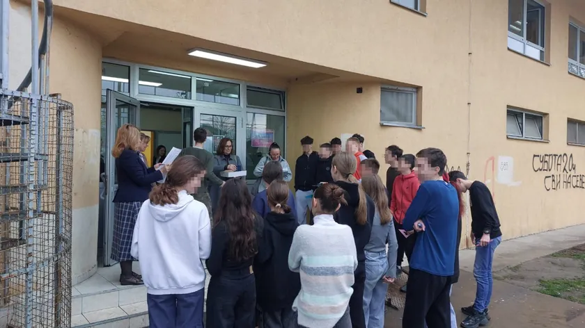 Sırbistan'da sekizinci sınıf öğrencileri küçük mezuniyet deneme sınavında matematik testinde zorlandı