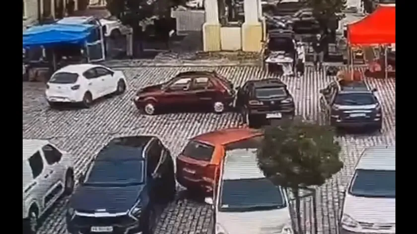 Polonya'da 78 yaşındaki kadın park halindeki altı araca çarptı
