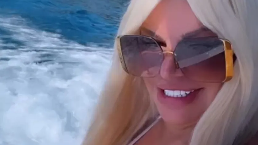 Dara Bubamara'nın plajda fotoğrafları büyük ilgi gördü.