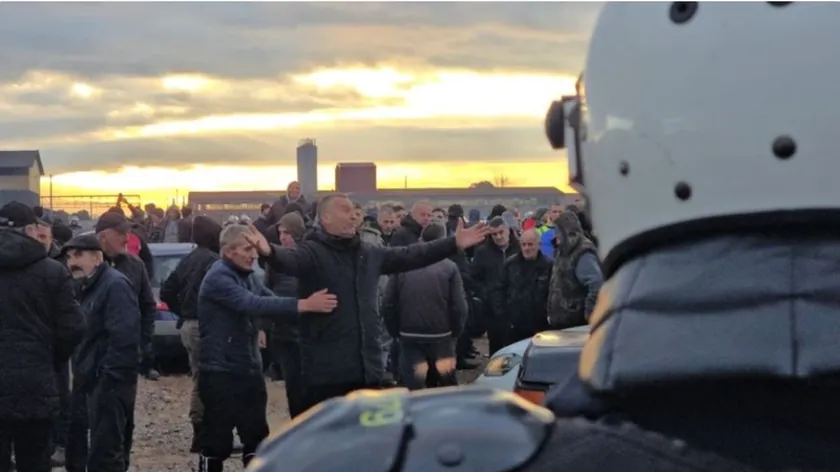 Podgoritsa'daki Protestoda İş Makinesi Yakıldı: Botun Sakinleri İddiaları Reddediyor