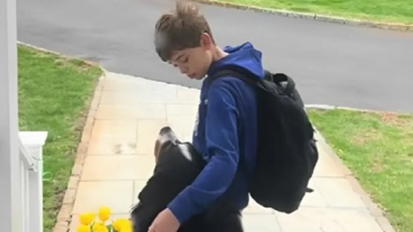 Sırbistan'dan Yayılan Video Bir Çocuk ve Köpeğinin Dokunaklı Vedalaşmasını Kaydetti