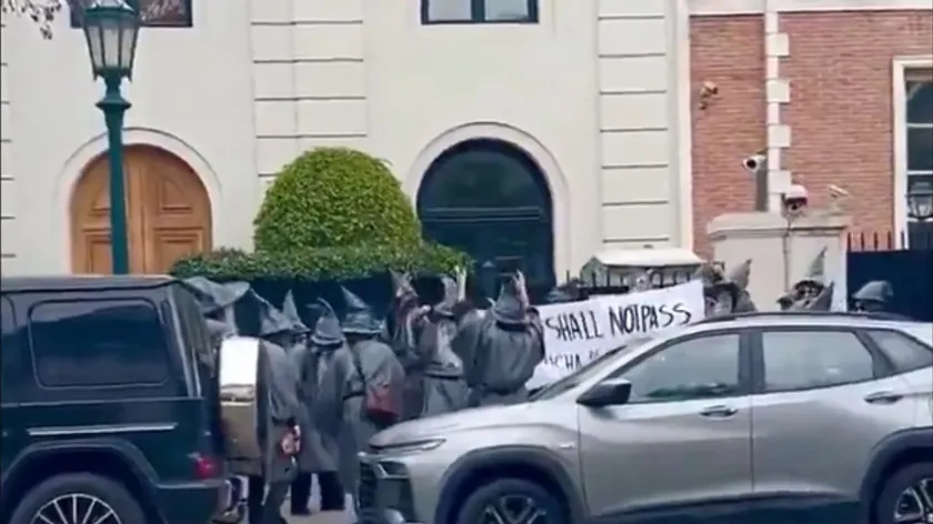 Buenos Aires'te "Yüzüklerin Efendisi" filmlerinden Gandalf kılığında protesto edenler Pitera Til'in evinin önünde toplandı.