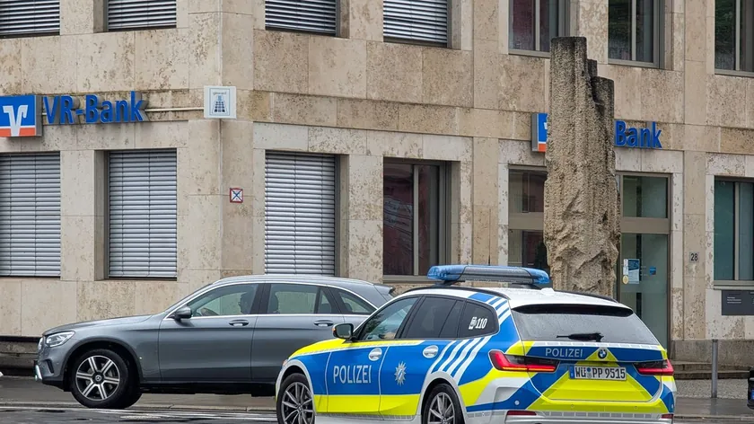 Almanya Hesse'de Kaldırımda Otuz Beş İnsan Dişi Bulundu, Polis Soruşturma Başlattı