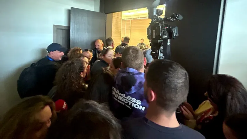 Sırbistan Gazeteciler Derneği Priştine'de mahkeme polisinin davranışının incelenmesini istedi.