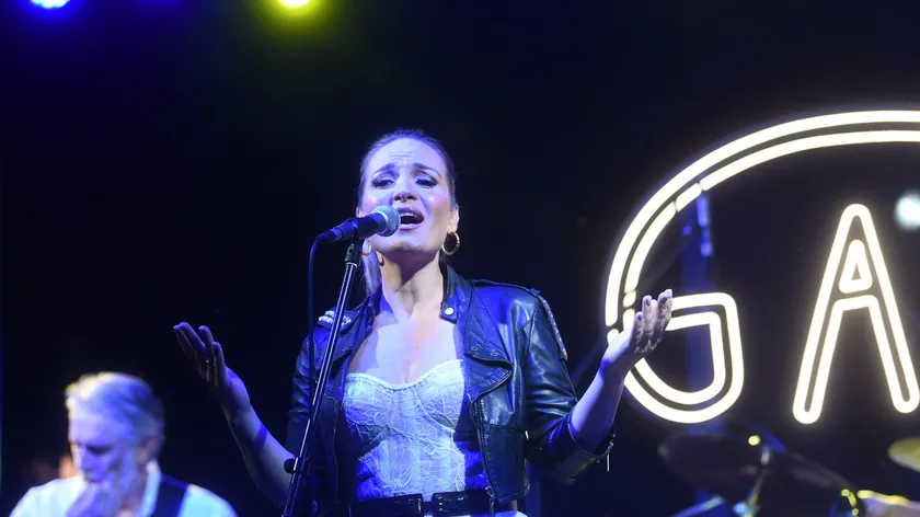 Bar'da konseri sırasında rahatsızlanan şarkıcı Jelena Tomašević hastaneye kaldırıldı